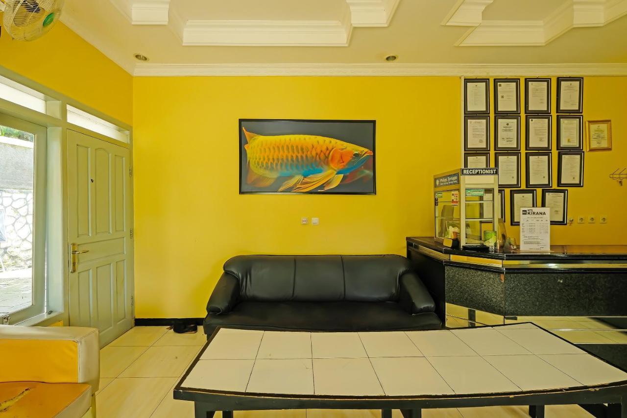 Oyo 92483 Hotel Kirana Salatiga Esterno foto