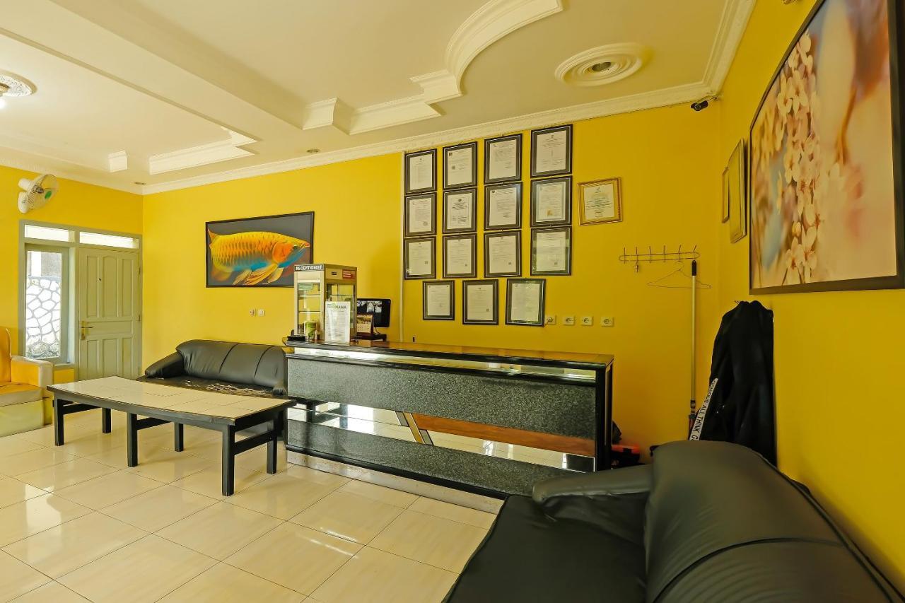 Oyo 92483 Hotel Kirana Salatiga Esterno foto