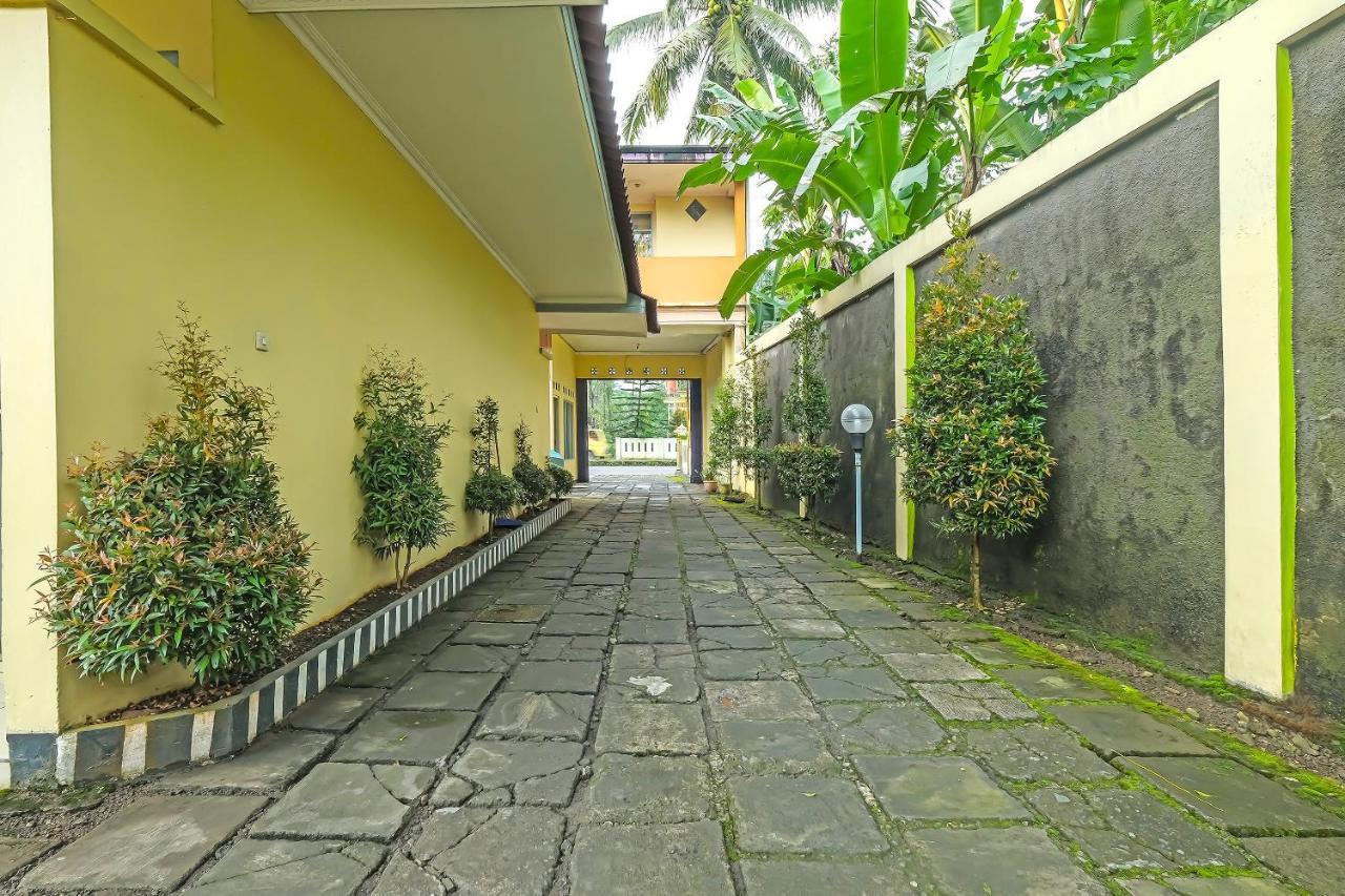 Oyo 92483 Hotel Kirana Salatiga Esterno foto