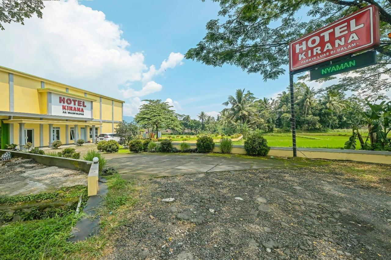 Oyo 92483 Hotel Kirana Salatiga Esterno foto
